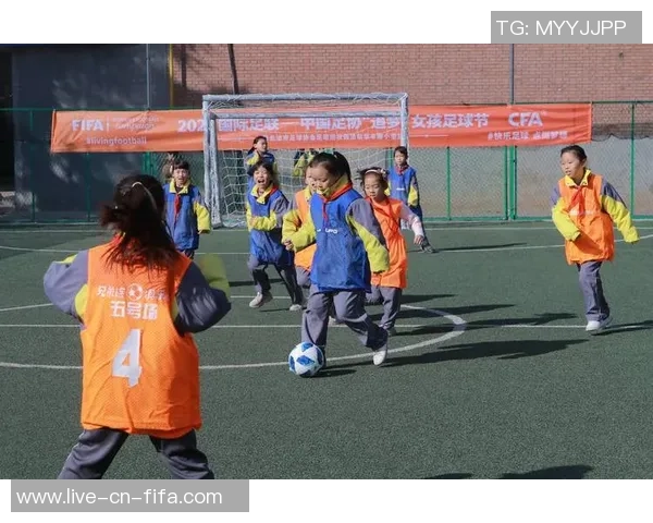 小小足球赛的欢声笑语与团队精神的精彩瞬间